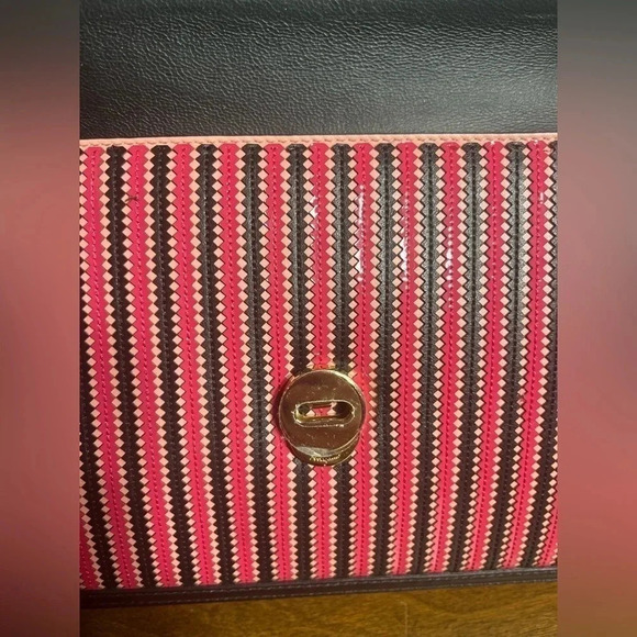 Ferragamo Ginny two-tone pink zigzag shoulder bag with gold chain shoulder strap - Picture 4 of 13